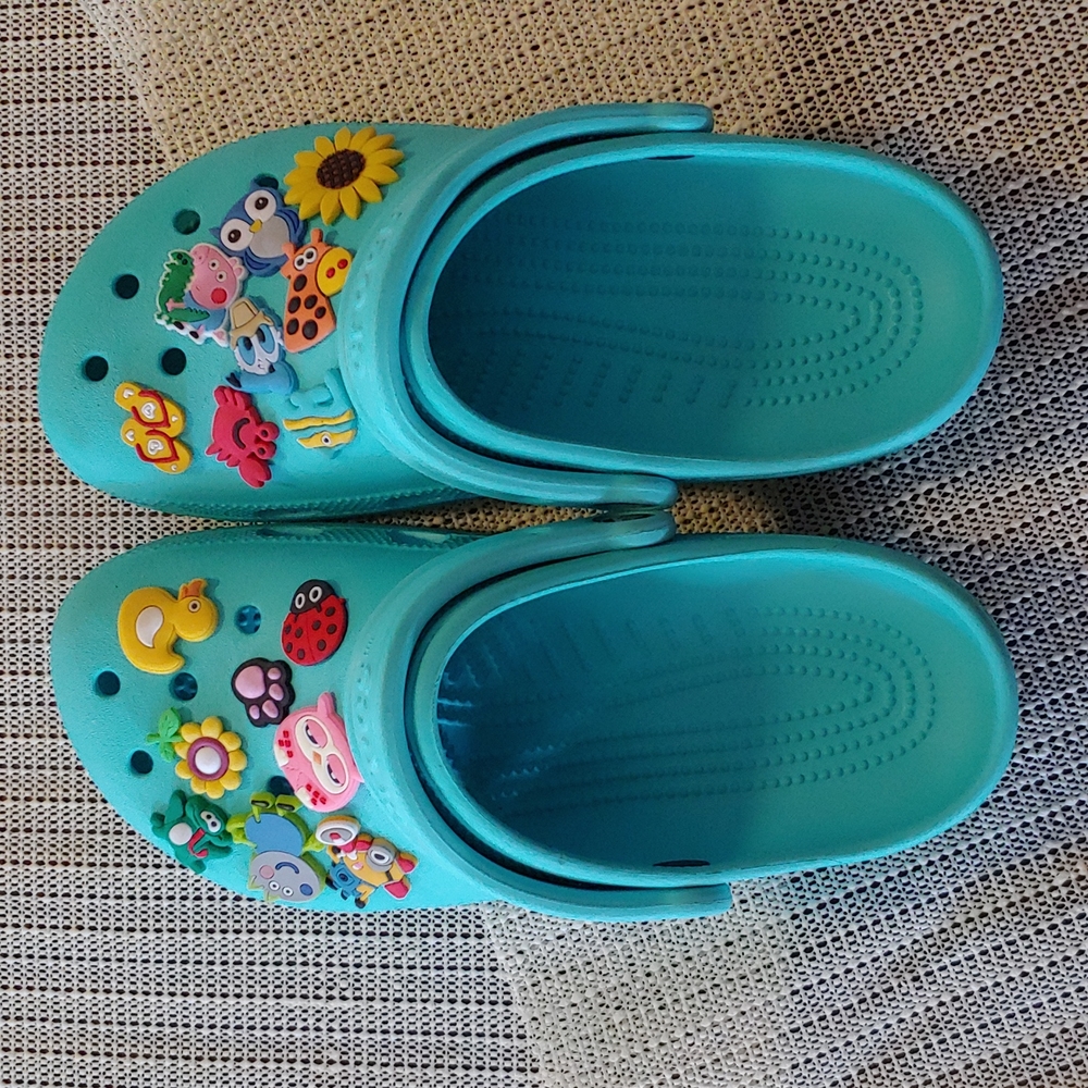 JIBBITZ INCLUDED Like New Aqua Blue Crocs!
